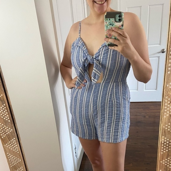 Lost + Wander Seersucker Blue & White Striped Romper w Pockets & Tie Front Large - Picture 3 of 11